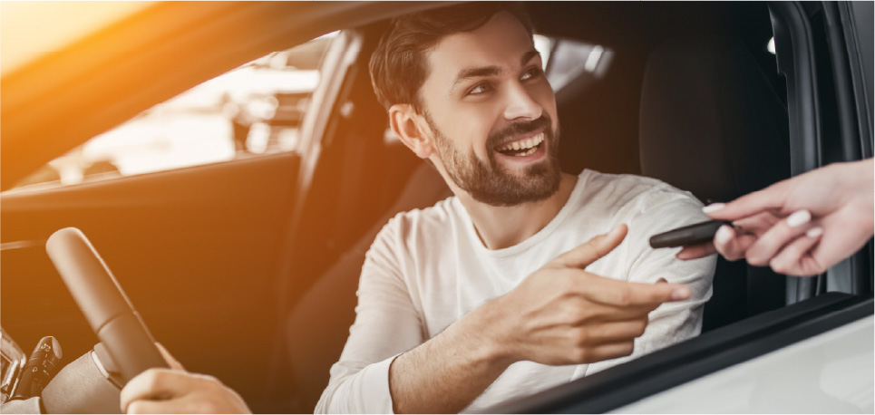 Mann sitzt in Leasing Auto bekommt Schlüssel